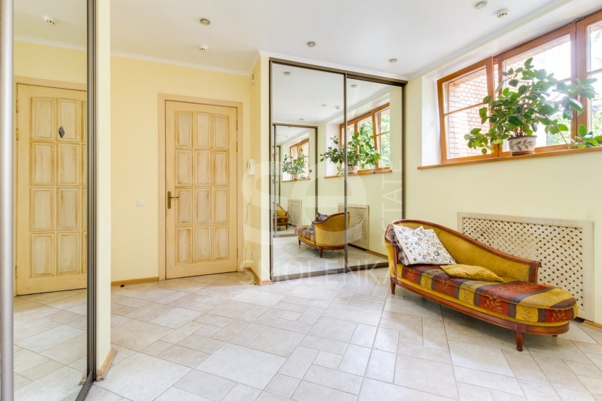 Продажа квартиры, площадь 222 кв.м., 2 этаж, Сосновая ул, 16к1