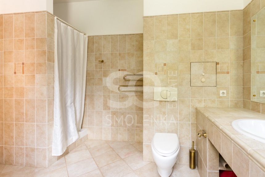 Продажа квартиры, площадь 222 кв.м., 2 этаж, Сосновая ул, 16к1