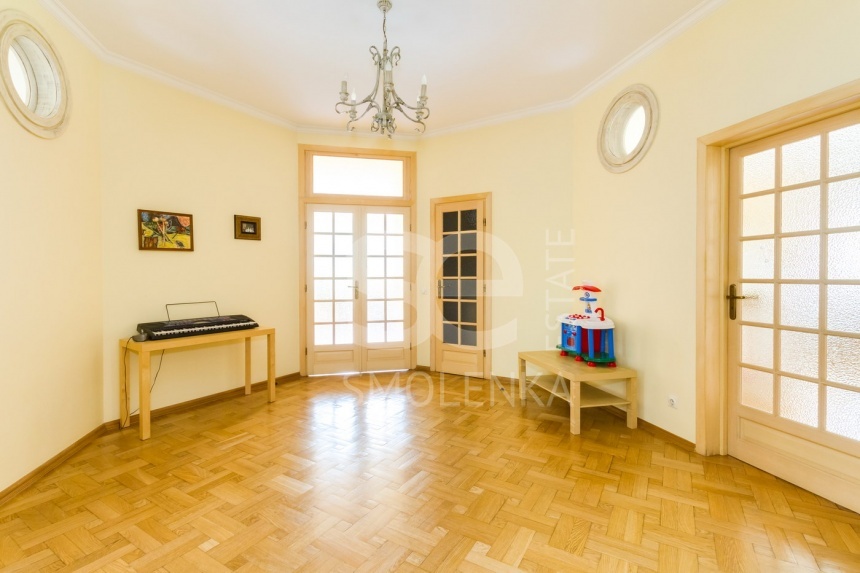Продажа квартиры, площадь 222 кв.м., 2 этаж, Сосновая ул, 16к1