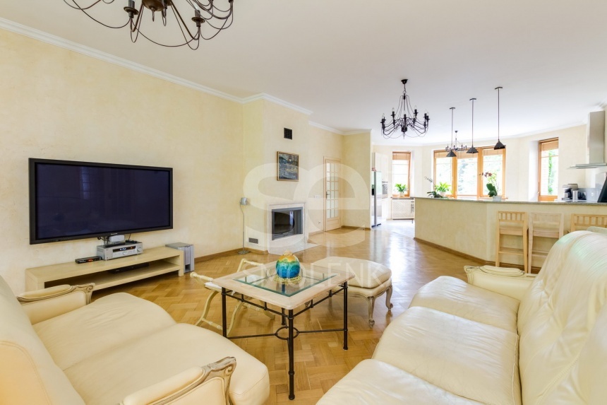 Продажа квартиры, площадь 222 кв.м., 2 этаж, Сосновая ул, 16к1