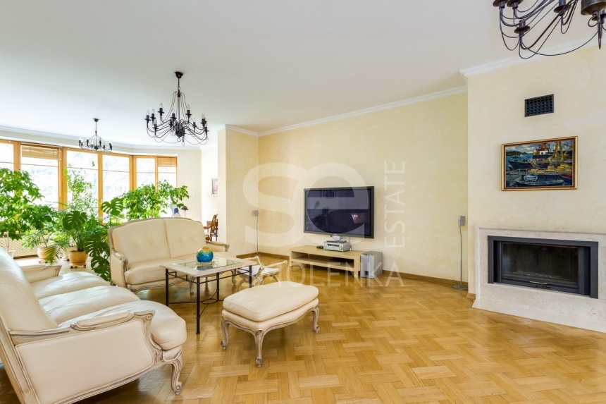Продажа квартиры, площадь 222 кв.м., 2 этаж, Сосновая ул, 16к1