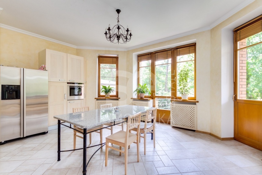 Продажа квартиры, площадь 222 кв.м., 2 этаж, Сосновая ул, 16к1