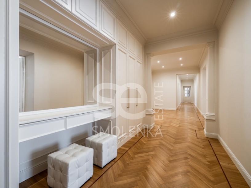 Аренда квартиры, площадь 330 кв.м., 5 этаж, Романов пер, 5