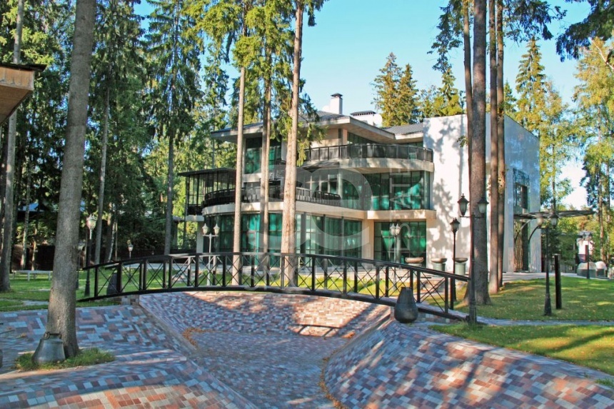 Продажа дома, площадь 1750 кв.м., Рублево-Успенское, пл. уч. 80 сот